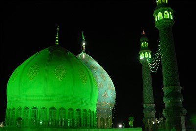 گنبد و مناره مسجد جمکران در شب